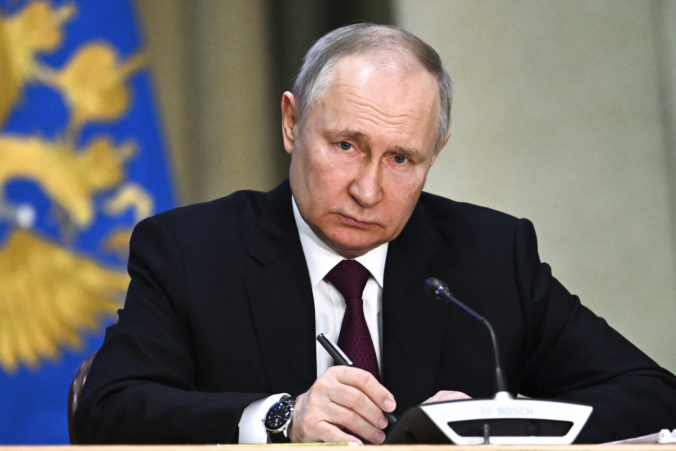 Putin priznal chýbajúcu presnú muníciu, ale vyzdvihol zlepšenú kvalitu ruských zbraní