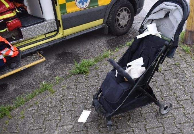 Len 19-ročný vodič zrazil na priechode ženu s kočíkom, aj s dieťaťom ju museli previezť do nemocnice