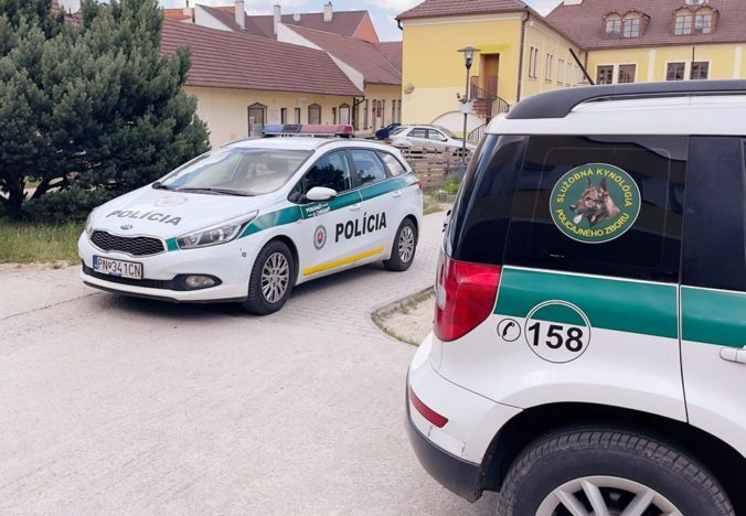 Na gymnáziu vo Vrbovom zasahovali policajti, žiak sa vyhrážal odpálením školy