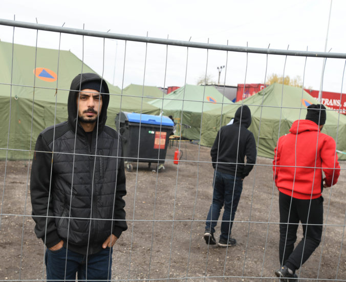 Problémom nelegálnej migrácie je nevyhostiteľnosť Sýrčanov, podľa Šimka sme len „prestupnou stanicou“
