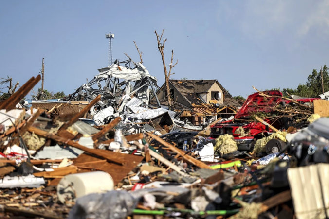 Texas zasiahlo tornádo, vyžiadalo si ľudské životy aj desiatky zranených (foto)