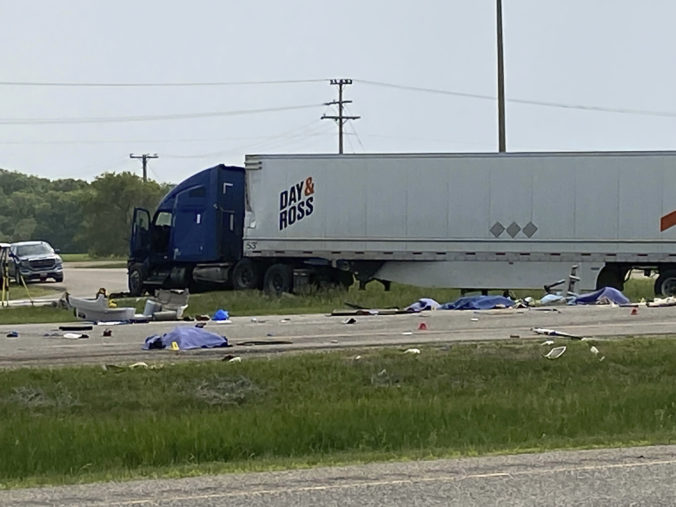 Zrážka autobusu a kamióna na diaľničnej križovatke si vyžiadala 15 mŕtvych (foto)