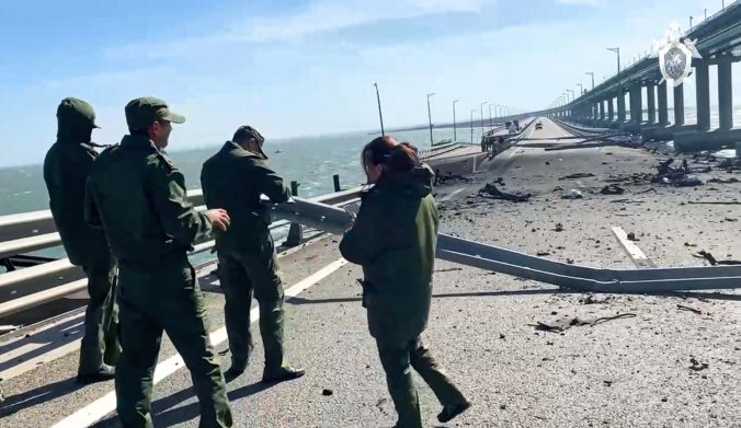 Ukrajinci poškodili Čonharský most, Rusi museli presmerovať dopravu