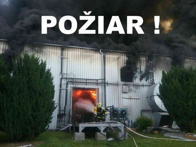 V Rovinke horí sklad s polyetylénom, na mieste je takmer 60 hasičov (foto)