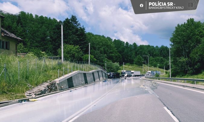 Opitý vodič nákladiaku havaroval pri Kremnici, s prevráteným prívesom však šoféroval ďalej (foto)