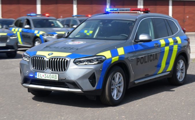 Policajtom vo všetkých krajoch pribudli ďalšie hybridné vozidlá aj s novým vizuálnym vzorom (foto + video)