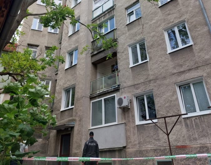 Na Múzejnej ulici v Bratislave vyskočil muž z okna, na miesto bola privolaná rýchla zdravotná pomoc