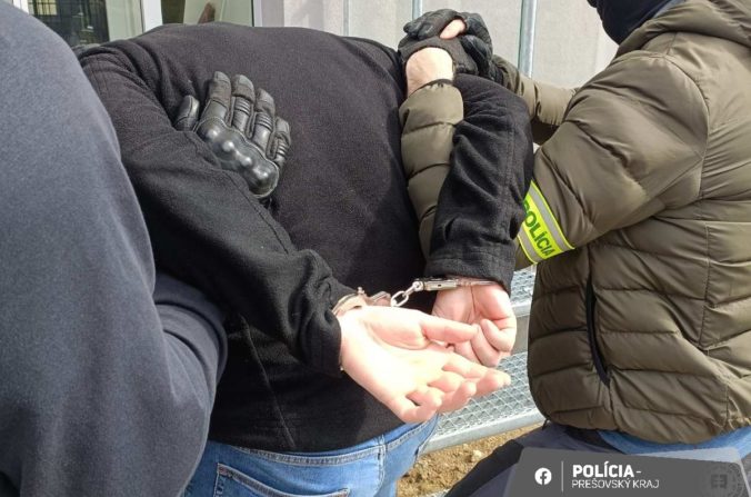 Ukrajinec žijúci v Bardejove napadol ženu, má viaceré zranenia aj zlomený nos (foto)