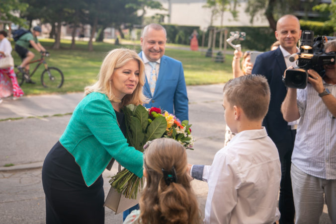 Prezidentka Čaputová zablahoželala žiakom k ukončeniu školského roka, na jednom vysvedčení však život nestojí (foto)