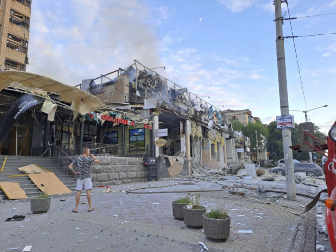 Pri útoku na reštauráciu v Kramatorsku boli zranení aj traja Kolumbijčania, Rusi to okomentovali stroho a cynicky