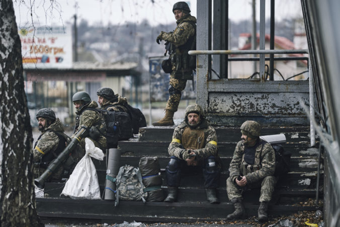 Ukrajina získala operačnú iniciatívu v Bachmute, Rusi postupne ustupujú po veľkých stratách