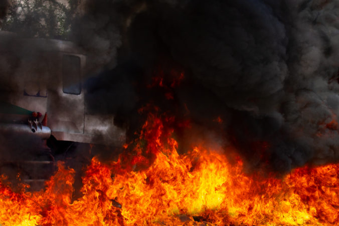 Polícia vyšetruje požiare v Bratislave, v škole našli hasiči mŕtveho človeka, na inom mieste horelo viacero áut