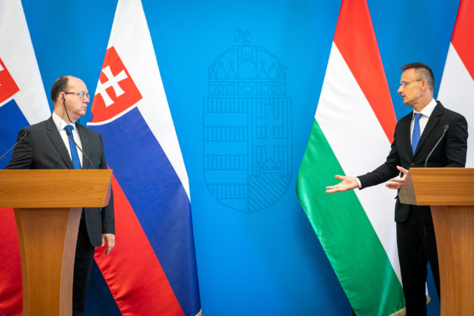 Chceme stavať na tom, čo nás s Maďarskom spája a pozerať sa do budúcnosti, povedal Wlachovský na rokovaní so Szijjártóom