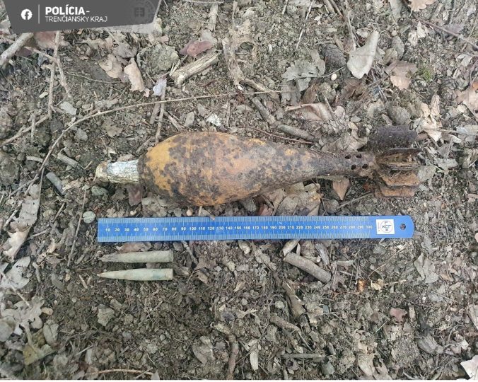 Policajtka počas hubárčenia objavila vojnovú muníciu (foto)