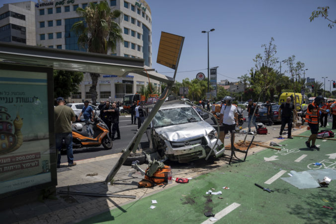 Palestínčan vrazil v Tel Avive autom do zastávky plnej ľudí a potom útočil nožom, zastrelil ho ozbrojený civilista