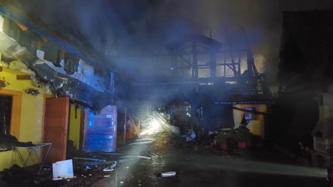 Hasiči museli zasahovať pri požiari rodinného domu a ďalších budov, riešiť museli aj horiacu slamu