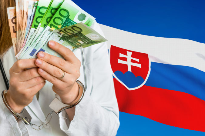 Korupcia je na Slovensku rozšírená podľa 82 percent opýtaných, najviac ju vnímajú v zdravotníctve