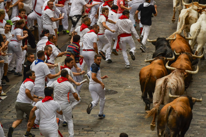Tradičný beh býkov v Pamplone prilákal tisícky ľudí, často niekoho naberú na rohy (foto)