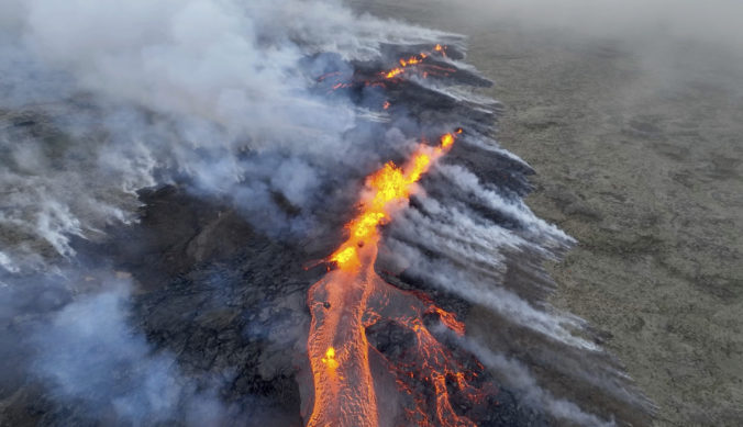 Islandská sopka Fagradalsfjall opäť vybuchla, úrady vydali varovanie pre turistov (video+foto)