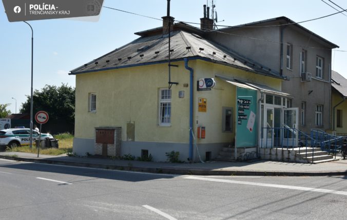 Krádež bankomatu v Ladiciach, polícia intenzívne pátra po páchateľoch (foto)