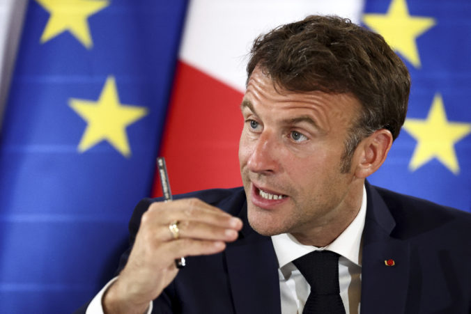 Macron vyzval na medzinárodnú vojenskú pomoc pre Ukrajinu, Rusko vraj prejavuje známky slabosti