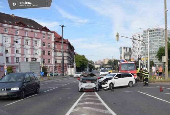 Polícia hľadá svedkov dopravnej nehody, ktorá sa stala na Trnavskom mýte v Bratislave