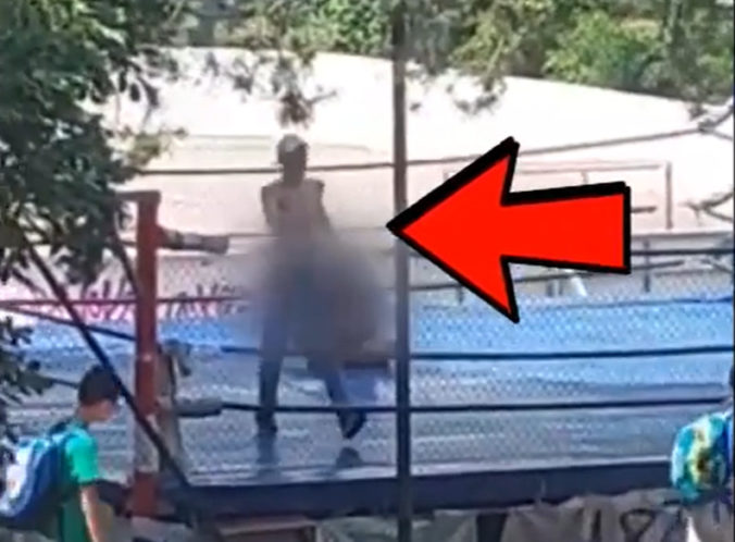 Muž na detskom ihrisku z výšky hodil o zem maloletého chlapca, museli ho hospitalizovať (video)