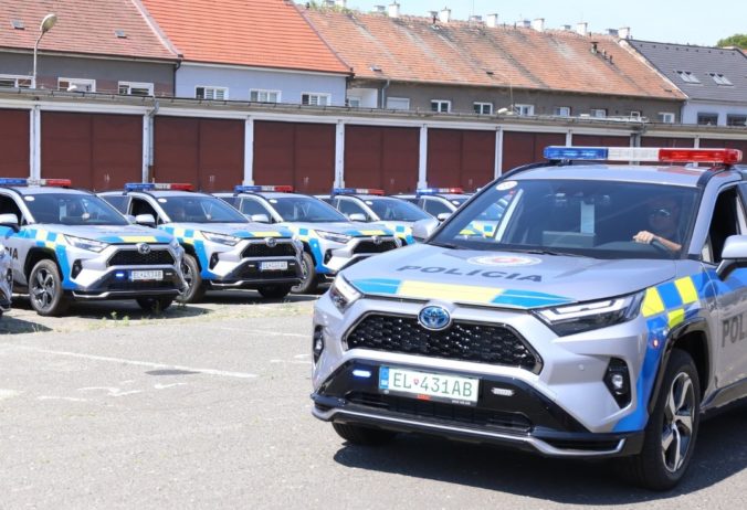 Policajti z týchto krajov dostali ďalších 40 hybridných vozidiel, ministerstvo buduje aj nabíjacie stanice