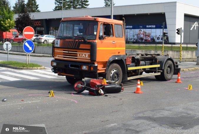 Starší motocyklista si zo zrážky s nákladným autom v Bardejove odniesol ťažké zranenia