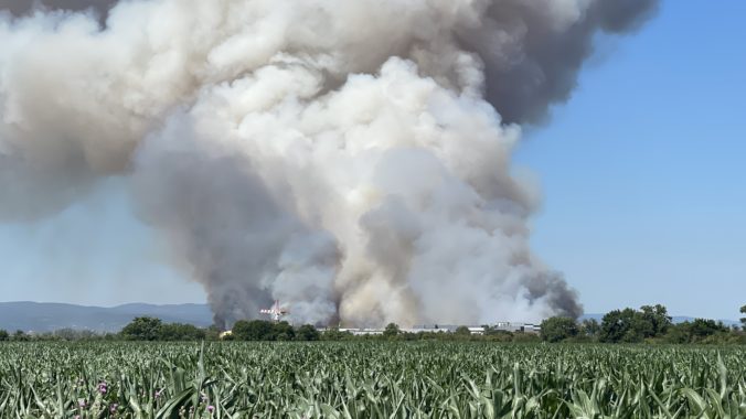 V okolí jazera Zelená voda zasahujú hasiči, obyvateľov vyzývajú neotvárať okná (video+foto)