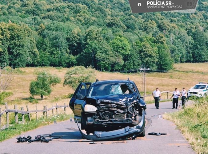 Auto narazilo do dvoch cyklistov, obaja na mieste zomreli (foto)