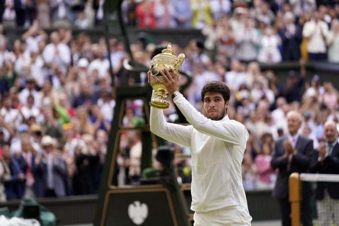 Djokovič ďalší titul nepridal, päťsetové finále Wimbledonu vyhral Alcaraz (video)