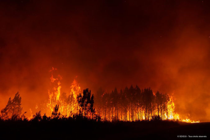 Južné Čechy postihol požiar, hasiči s ním bojujú už druhý deň 