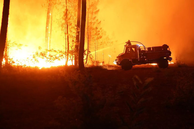 Požiar lesa na ostrove La Palma, záchranné zložky evakuovali vyše 4-tisíc ľudí 