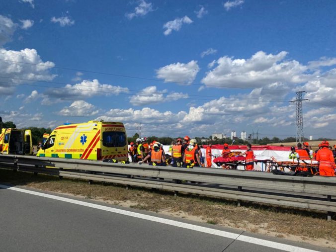 Zrážka dvoch autobusov si vyžiadala jednu obeť a desiatky zranených, diaľnicu pri Brne museli uzavrieť (video+foto)