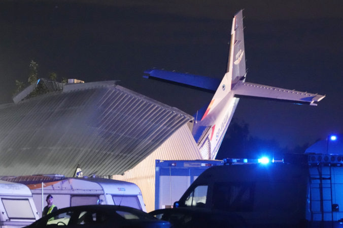 Cessna sa zrútila na hangár, zomrelo päť ľudí (foto)