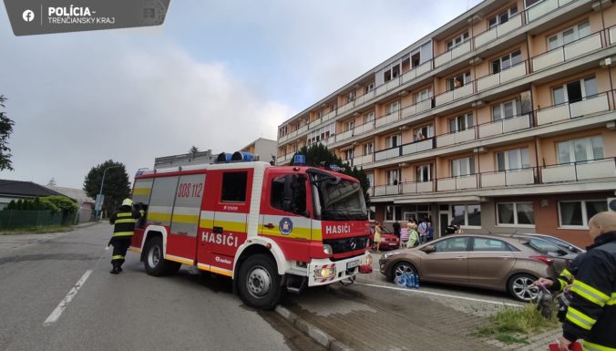 Požiar v jednom z dubnických bytových domov neprežil 50-ročný muž, evakuovali desiatky ľudí (foto)