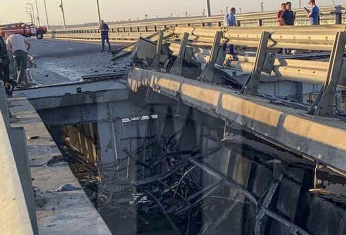 Útok vyradil Krymský most z prevádzky na niekoľko mesiacov, jednu časť budú musieť rozobrať