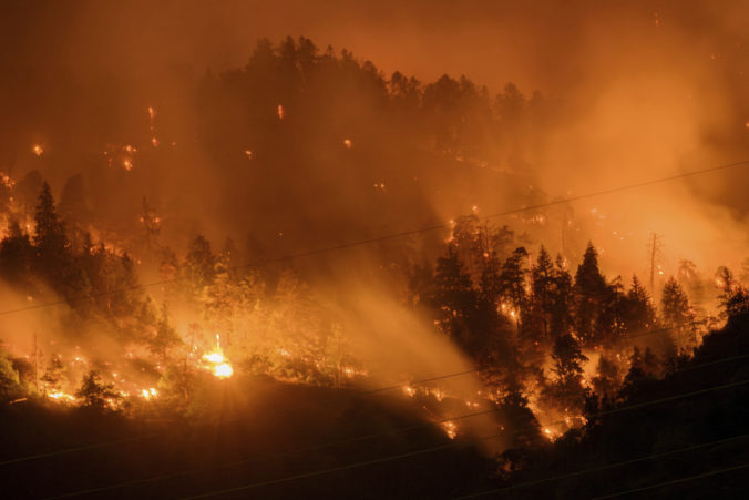 Vo Švajčiarsku vypukol rozsiahly lesný požiar, jeho uhasenie môže trvať týždne