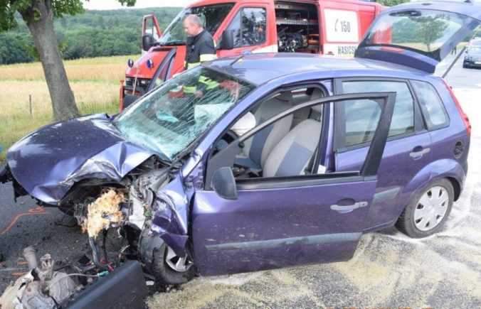 Tragická dopravná nehoda si vyžiadala jeden život, vodič neprežil náraz do stromu (foto)