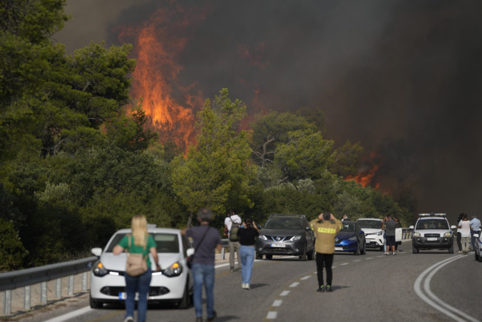 Grécki hasiči stratili kontrolu nad lesným požiarom neďaleko Atén, ťažké časy ešte neskončili
