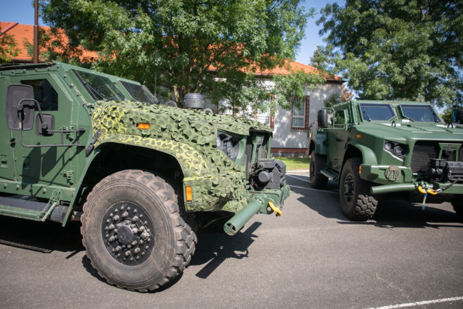 Minister Sklenár prijal ponuku USA a podpísal dohodu o vozidlách JLTV 4×4 Oshkosh (video+foto)