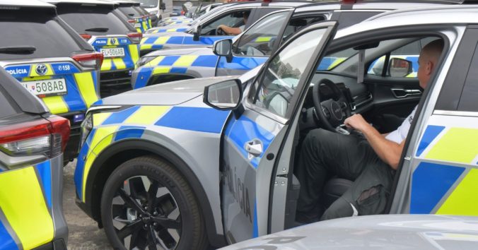 Policajtom pribudlo ďalších 56 nových hybridných áut, ministerstvo pokračuje v obnove vozového parku (foto)
