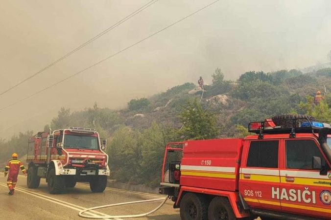 Slovenskí hasiči likvidujú na Rodose ohniská pri pobrežných rezortoch, prácu im komplikujú horúčavy a vietor