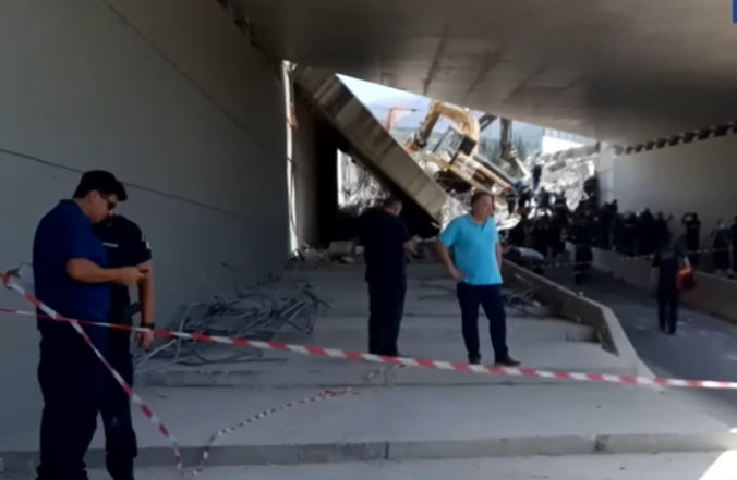 V Grécku sa zrútil most, nešťastie si vyžiadalo aj obeť a viac ako 10 zranených