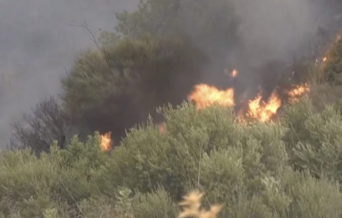 Lesné požiare v Alžírsku zabili už 25 ľudí, medzi mŕtvymi sú aj vojaci bojujúci s plameňmi