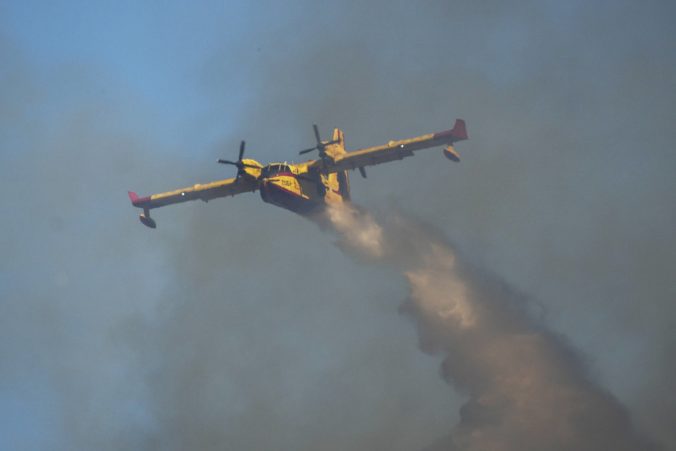 Na ostrove Eubója havarovalo hasičské lietadlo, pomáhalo bojovať s lesnými požiarmi (video+foto)
