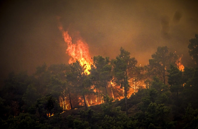 Sme vo vojne – úplne sústredení na požiare, povedal grécky premiér Mitsotakis, evakuovali už aj Korfu (video+foto)