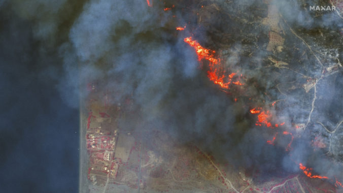 Lesné požiare v Stredomorí si už vyžiadali vyše 40 mŕtvych, okrem horúčav bojujú Taliani aj s búrkami a tornádami (foto)