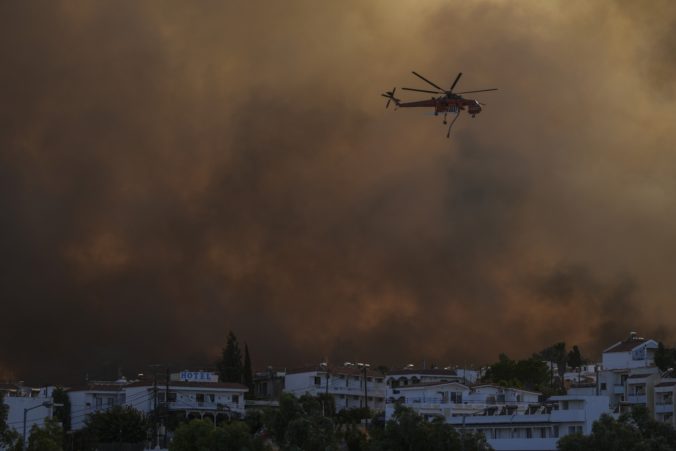 Požiare vypukli už aj pri mestách Lamia a Volos, grécke úrady vyhlásili preventívnu evakuáciu